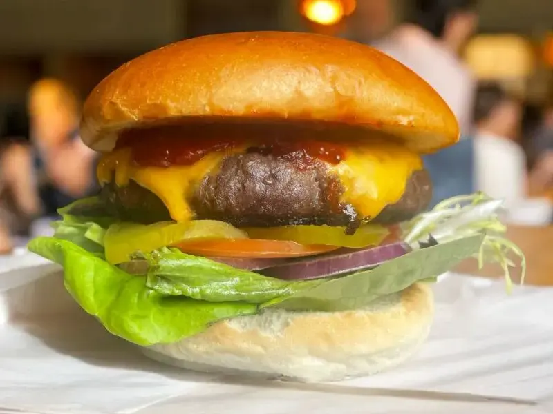 Burger-Spezial mit Pommes
